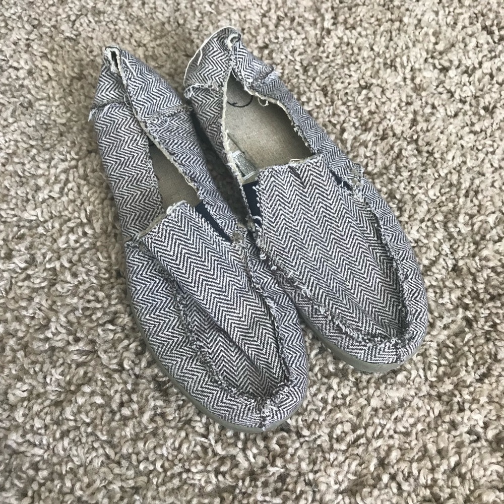Like New DVS Men’s canvas slip on size 9